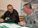 Brigadier Prader im Gespräch mit dem Berater der Übungsleitung Oberst Rush. (Bild öffnet sich in einem neuen Fenster)