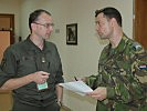 Holländischer und österreichischer Offizier für Kommunikationstechnik. (Bild öffnet sich in einem neuen Fenster)