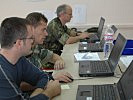 Die Mitarbeiter des Helpdesk helfen den Soldaten in technischen Belangen. (Bild öffnet sich in einem neuen Fenster)