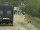 Ein Sanitätsfahrzeug der albanischen Armee nähert sich einem Checkpoint. (Bild öffnet sich in einem neuen Fenster)