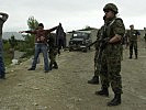 Soldaten betreiben einen mobilen Checkpoint. (Bild öffnet sich in einem neuen Fenster)