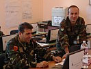 Albanische Kameraden im Tactical Operations Center. (Bild öffnet sich in einem neuen Fenster)