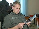 Stabswachtmeister Ungerböck liest die "Skanderbeg News", die Übungszeitung. (Bild öffnet sich in einem neuen Fenster)