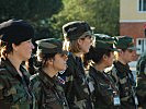 Albanische Soldatinnen. (Bild öffnet sich in einem neuen Fenster)