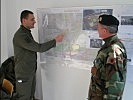 Der albanische stellvertretende Bataillonskommandant wird eingewiesen. (Bild öffnet sich in einem neuen Fenster)