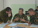 Training 2006: Der kanadische Stabschef im Gespräch mit zwei Offizieren. (Bild öffnet sich in einem neuen Fenster)