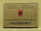 Am Eingang der Militäruniversität Tirana erinnert ein Schild an den Helden. (Bild öffnet sich in einem neuen Fenster)