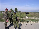 Oberstleutnant Gemballa, l., mit dem kanadischen Fototeam. (Bild öffnet sich in einem neuen Fenster)