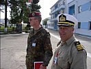 Oberstleutnant Gemballa, l., und sein albanischer Stellvertreter. (Bild öffnet sich in einem neuen Fenster)
