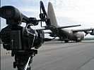 Die Anlandung der österreichischen C-130 Herkules - ein Medienereignis. (Bild öffnet sich in einem neuen Fenster)