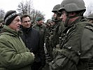 Bundespräsident und Verteidungsminister im Gespräch mit Soldaten. (Bild öffnet sich in einem neuen Fenster)