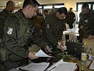 Die Soldaten erhalten einen anonymen Hinweis auf ein Waffenlager. (Bild öffnet sich in einem neuen Fenster)