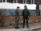 Ein österreichischer und ein slowenischer Soldat unterhalten sich. (Bild öffnet sich in einem neuen Fenster)