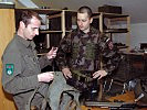 Soldaten beim Ausfassen von Simulator-Ausrüstung. (Bild öffnet sich in einem neuen Fenster)