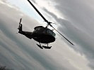 Hubschrauber des Typs AB 212 unterstützen die Soldaten ... (Bild öffnet sich in einem neuen Fenster)