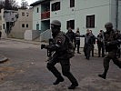 Die Armee-Polizisten schreiten zur Sicherung des UNO-Personals ein. (Bild öffnet sich in einem neuen Fenster)