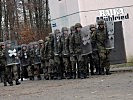 Deutsche Kameraden der internationalen MFOR-Truppe treffen ein. (Bild öffnet sich in einem neuen Fenster)