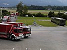 Die Einsatzfahrzeuge der Feuerwehr und des Bundesheeres... (Bild öffnet sich in einem neuen Fenster)