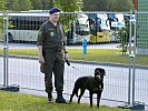 Hundeführer überwachten den Parkplatz in der Schwarzenberg-Kaserne. (Bild öffnet sich in einem neuen Fenster)