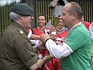 Militärkommandant Bauer überreicht den Trostpreis an die Österreicher. (Bild öffnet sich in einem neuen Fenster)