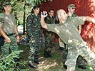 Griechische Soldaten beim Handgranatenwerfen. (Bild öffnet sich in einem neuen Fenster)