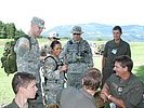 US-Wettkämpfer im Gespräch mit Soldaten der Übungsleitung. (Bild öffnet sich in einem neuen Fenster)
