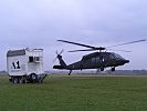 Ein S-70 "Black Hawk" des Heeres transportierte den Notfallcontainer. (Bild öffnet sich in einem neuen Fenster)