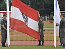 Die österreichische Nationalfahne und die CISM-Flagge werden gehisst. (Bild öffnet sich in einem neuen Fenster)