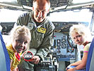 Anna-Lena, l., und Michelle durften ins Cockpit des AWACS-Flugzeuges. (Bild öffnet sich in einem neuen Fenster)