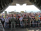 Menschenmassen rund um eine C-130 "Hercules" des Bundesheeres. (Bild öffnet sich in einem neuen Fenster)