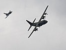 Ein Eurofighter simuliert den Abfang einer C-130 "Hercules". (Bild öffnet sich in einem neuen Fenster)