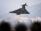 Ein Eurofighter des Bundesheeres zieht vor den Besuchern in den Himmel. (Bild öffnet sich in einem neuen Fenster)