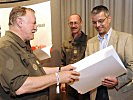 General Entacher dankt Peter Baldauf von Canon für 20 Jahre Partnerschaft. (Bild öffnet sich in einem neuen Fenster)