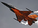 Eine F-16 der niederländischen Luftwaffe flog in Sonderlackierung. (Bild öffnet sich in einem neuen Fenster)