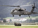 Einer der Helikopter landet Soldaten des Jägerbataillons 25 an. (Bild öffnet sich in einem neuen Fenster)