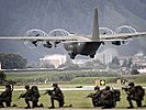 Während die Soldaten in Stellung gehen, landet eine C-130 "Hercules". (Bild öffnet sich in einem neuen Fenster)