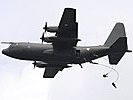 Eine C-130 "Hercules" bringt weitere Kräfte in den Einsatzraum. (Bild öffnet sich in einem neuen Fenster)