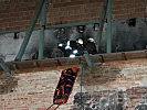 Das gerettete Opfer wird aus dem 1. Stock abgeseilt ... (Bild öffnet sich in einem neuen Fenster)
