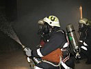Auch die Brandbekämpfung gehört zu den Aufgaben der ABC-Soldaten. (Bild öffnet sich in einem neuen Fenster)