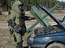 Ein Soldat des EOD-Teams überprüft ein Fahrzeug auf Sprengstoff. (Bild öffnet sich in einem neuen Fenster)