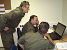 Via Computer erhält das Brigadekommando Informationen zur aktuellen Lage. (Bild öffnet sich in einem neuen Fenster)