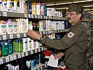 Im nahe gelegenen Supermarkt können die Soldaten einkaufen. (Bild öffnet sich in einem neuen Fenster)