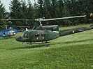 Eine AB-212 landet. Im Hintergrund: ein OH-58 "Kiowa". (Bild öffnet sich in einem neuen Fenster)