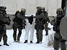 Ein Terrorist wird von Soldaten des Jagdkommandos abgeführt. (Bild öffnet sich in einem neuen Fenster)