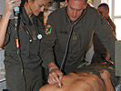 Hauptmann-Arzt Dr. Bierbaumer untersucht einen Soldaten. (Bild öffnet sich in einem neuen Fenster)