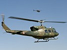 Ein Agusta Bell 212 und ein OH-58 Hubschrauber. (Bild öffnet sich in einem neuen Fenster)
