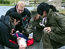Ein Soldat frischt die Erste Hilfe Kenntnisse der Teilnehmer auf. (Bild öffnet sich in einem neuen Fenster)