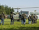 Die UN-Mitarbeiter werden in Hubschraubern ausgeflogen. (Bild öffnet sich in einem neuen Fenster)