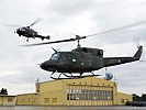 Hubschrauber des Heeres starten von der "Helibase Äpfelgschwendt". (Bild öffnet sich in einem neuen Fenster)