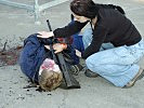 Sofort kümmert sich eine UN-Mitarbeiterin um den Verletzten. (Bild öffnet sich in einem neuen Fenster)